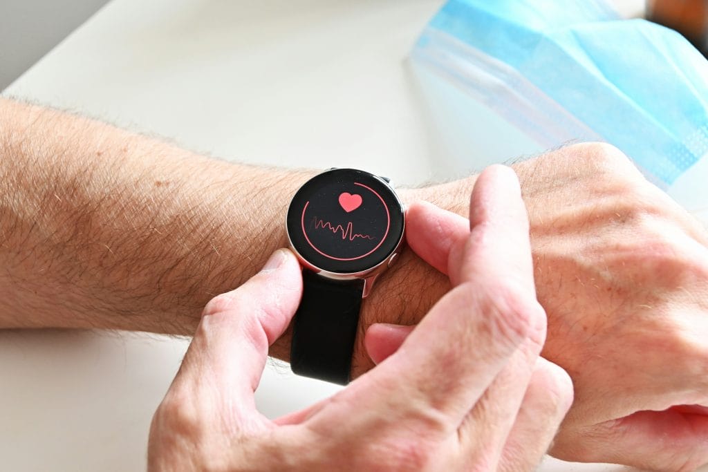Smartwatch displaying heart rate variability (HRV), showing the benefits of slow breathing for recovery and performance.